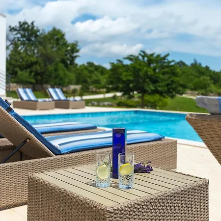 Arkaim 펜션 풀라