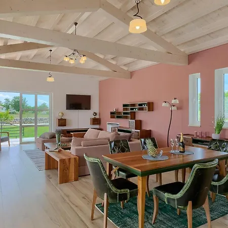 Arkaim 펜션 풀라